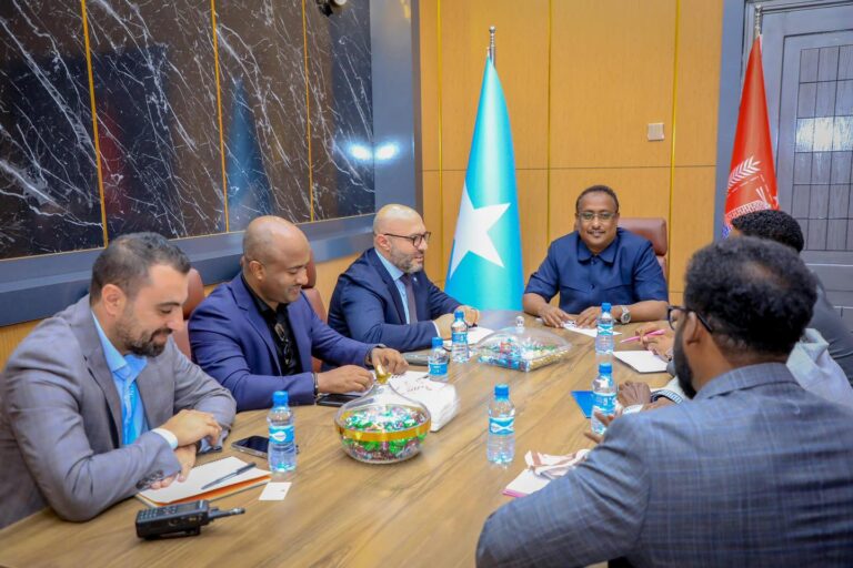 Duqa Muqdisho oo la kulmay madaxda UNOPS si loo dardargeliyo dib-u-dhiska waddooyinka