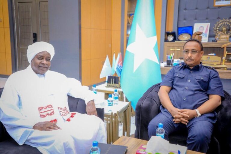 Duqa muqdisho oo la kulmay safiirka Suudaan ee Soomaaliya