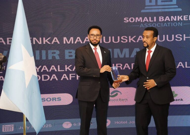 Wasiirka Maaliyadda oo billad sharaf ay guddoonsiyeen Ururka Bangiyada Soomaaliyeed