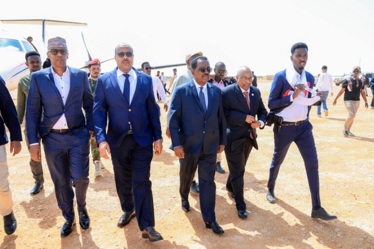 Wafdi ka socda Dowladda Federaalka Soomaaliya oo gaaray Laascaanood