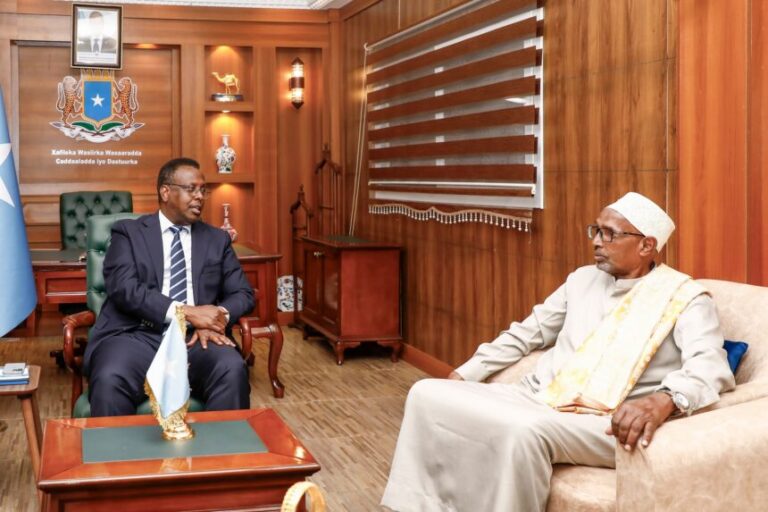 Wasiirka Caddaaladda XFS oo xafiiskiisa ku qaabilay Guddoomiyaha Majmaca Culimada Soomaaliyeed