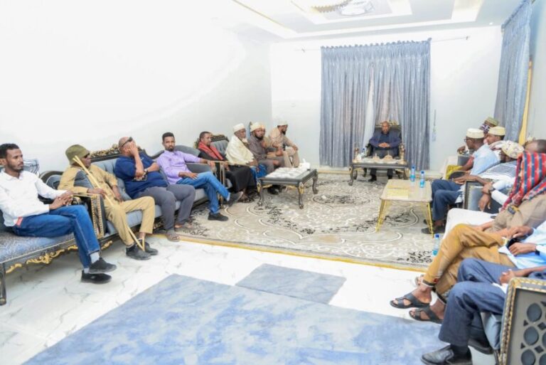 Senator Maxamed Cismaan Majiino oo laascanood kulan wadatashi ah la qaatay hoggaanka dhaqanka iyo waxgaradka