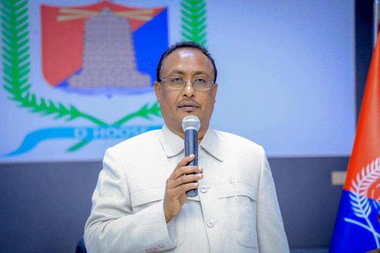 Guddoomiyaha Gobolka Banaadir oo 300 ka tirsan shaqaalaha Dowladda Hoose ee Xamar u wareejiyay Waaxda Nadaafada