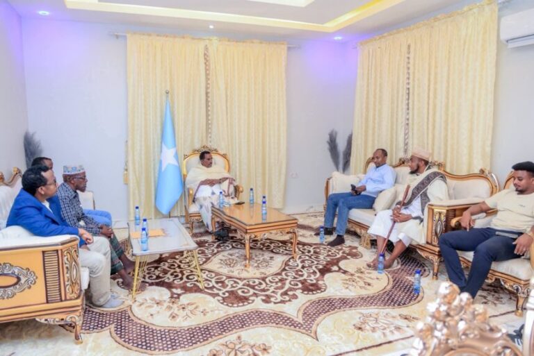 Wasiirka Arrimaha Gudaha XFS oo kulan wadatashi la qaatay Odoyaasha dhaqanka