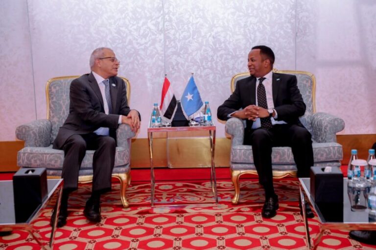 Wasiirka Arrimaha Dibadda oo kala hadlay Wasiir kuxigeenka Arrimaha Dibadda Yemen siyaabaha lagu xoojin karo xiriirka labo geesoodka