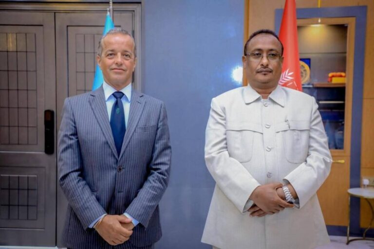 Guddoomiyaha Gobolka Banaadir oo xafiiskiisa ku qaabilay Safiirka Dowladda Talyaaniga ee Soomaaliya