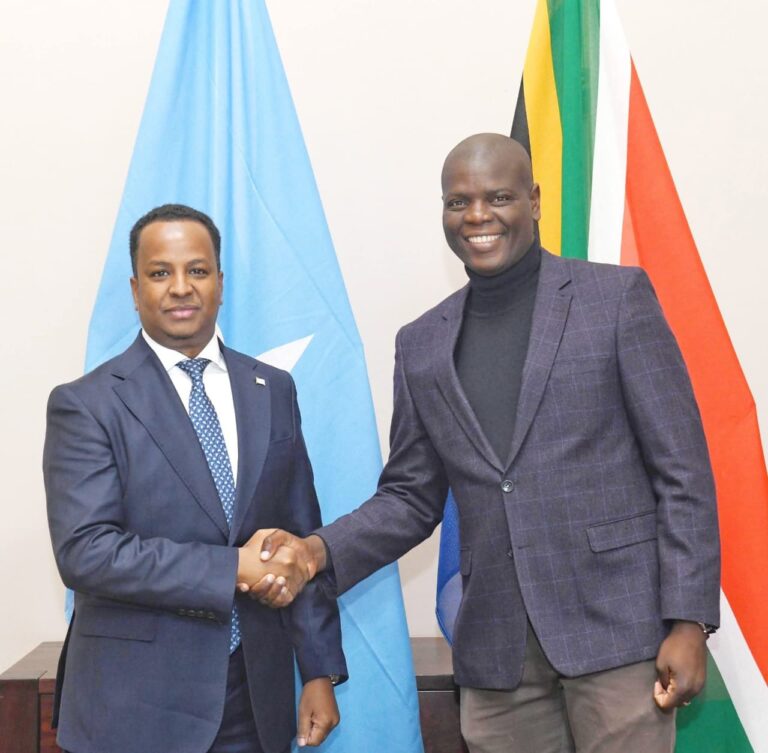 Wasiirka Arrimaha Dibadda Soomaaliya oo la kulmay dhiggiisa South Africa