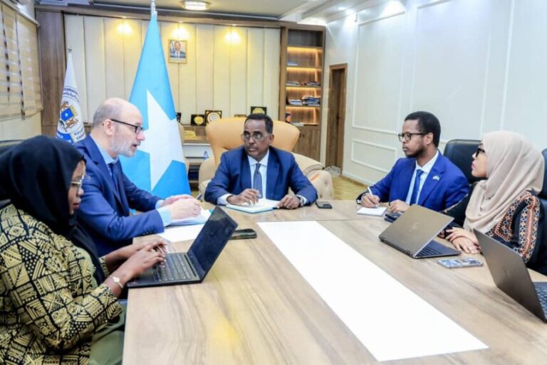 Wasiirka arrimaha guddaha XFS oo xafiiskiisa ku qaabilay Isu Duwaha QM ee Arrimaha Gargaarka