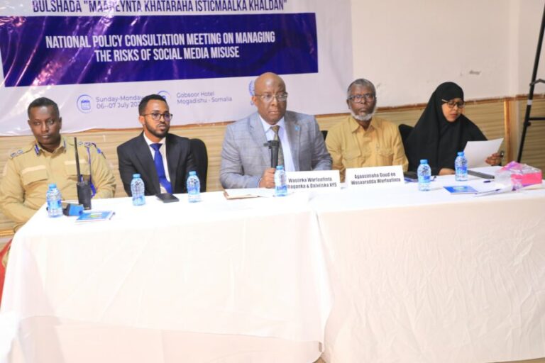 Wasiirka Warfaafinta oo Furay Kulanka Wadatashiga Siyaasadda Qaran ee Maareynta Khataraha Isticmaalka Khaldan ee Warbaahinta Bulshada