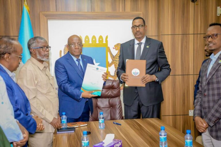 Wasaaradda Warfaafinta iyo Jaamacadda Muqdisho oo kala saxiixday Heshiis Is-afgarad oo ku saabsan Horumarinta Warfaafinta, Dhaqanka iyo Dalxiiska