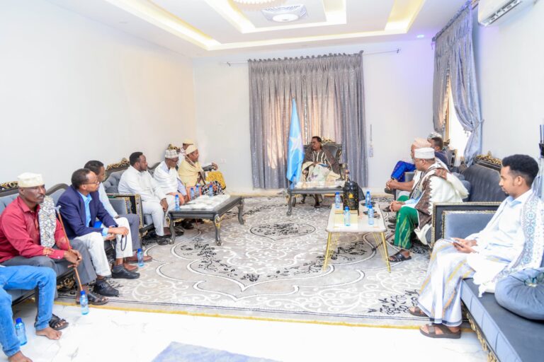 Wasiirka Arrimaha Gudaha XFS oo La Kulmay Waxgaradka Beelaha Dega SSC-Khaatumo