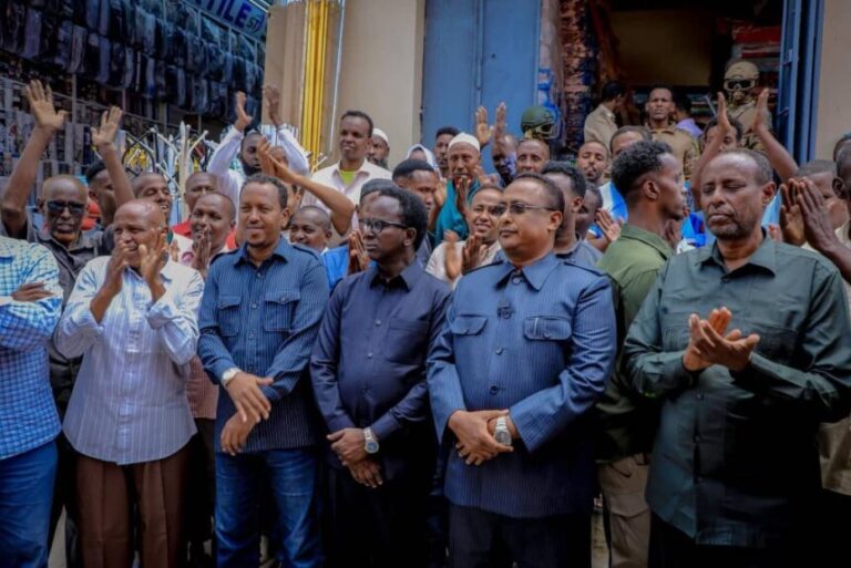 Maamulka gobolka Banaadir oo go’aan ka soo saaray dhul-boob lagu hayey suuqa Bakaaraha