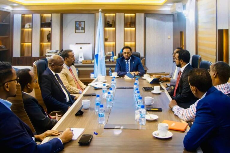 Wasiirka maaliyadda oo kulan la yeeshay madaxda ururka Bangiyada dalka