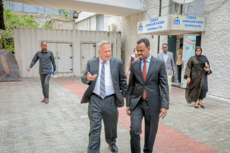 Wasiir Alcadaala oo qaabilay lataliye sare oo ka socda safaaradda Mareykanka