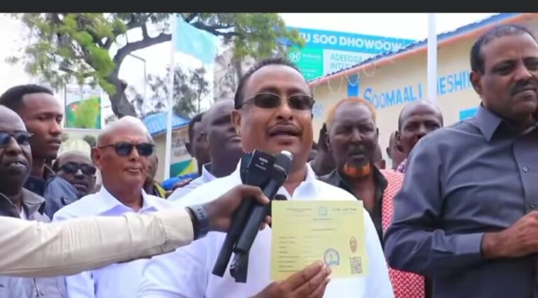 Duqa Muqdisho oo Degamda Kaaraan maanta ka qaatay kaarka diiwaangelinta doorashada qof iyo codka ah