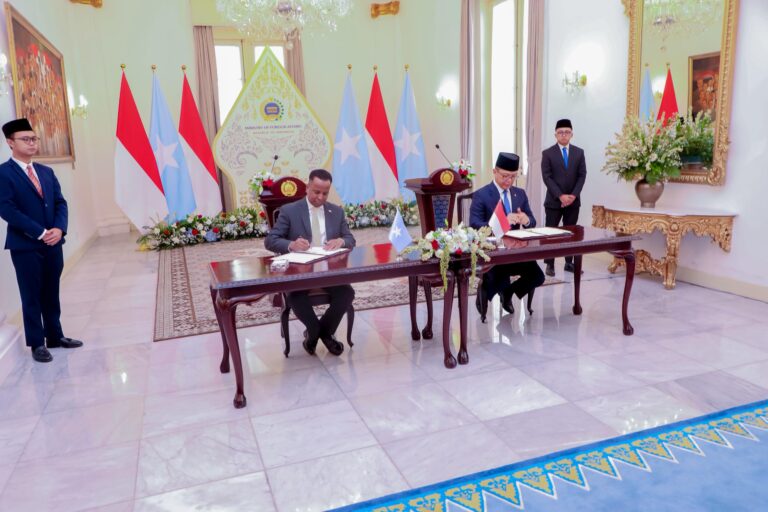 Dowladaha Soomaaliya iyo Indonesia oo kala saxiixday heshiis visa-la’aan