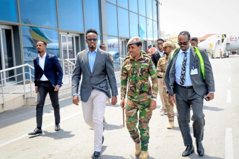 Wasiirka Gaashaanshiga Jasiiradda Komoros oo si hab-maamuus leh looga sagootiyay Muqdisho