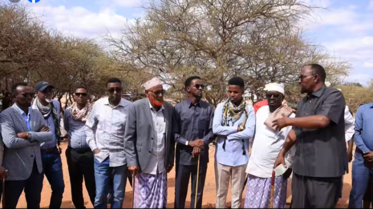 Mas’uuliyiinta Hiiraan oo guddoomay deeq samofal ah oo loogu talagalay ciidanka