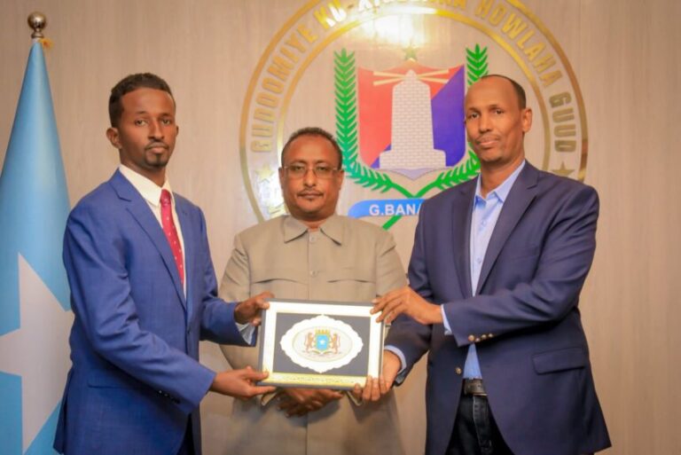 Duqa Muqdisho oo xilka u kala wareejiyay Guddoomiye kuxigeenka Cusub Howlaha Guud ee Gobolka Banaadir iyo kii hore