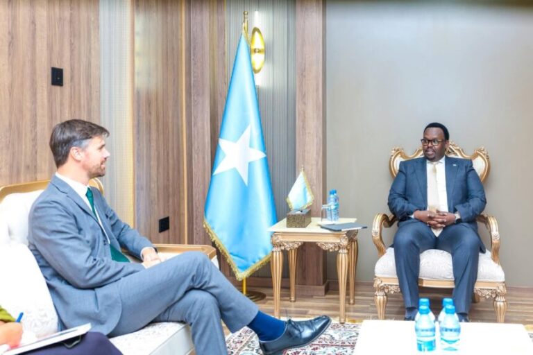 Ra’iisul wasaare ku xigeenka dalka oo qaabilay danjiraha UK