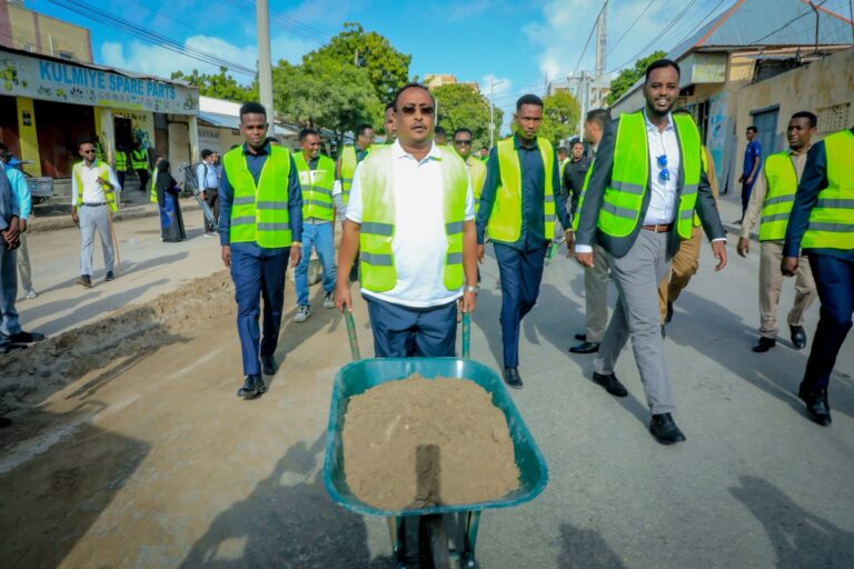 Guddoomiyaha Gobolka Banaadir oo daah furay ololaha Nadaafadda caasimadda 