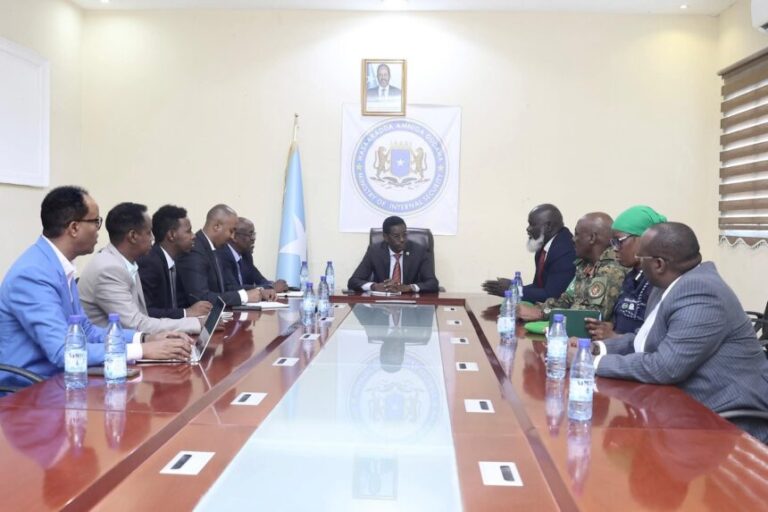 Wasiirka Amniga XFS oo xafiiskiisa ku qaabilay Ergayga Gaarka ah ee Midowga Afrika u qaabilsan Soomaaliya