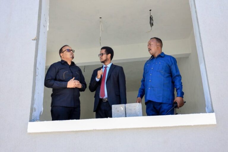 Wasiir kuxigeenka Arrimaha Gudaha oo kormeer ku tagay xarunta dhexe ee Wasaaradda oo uu dib-u-dhis ballaaran ka socdo