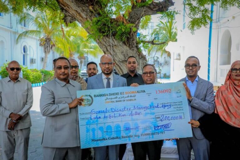 Guddoomiyaha Gobolka Banaadir oo deeq lacageed ku wareejiyay Hay’adda SoDMA