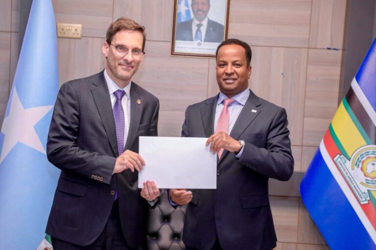 Wasiirka arrimaha dibadda oo warqadaha aqoonsiga danjirannimo ka guddoomay safiirka Mexico