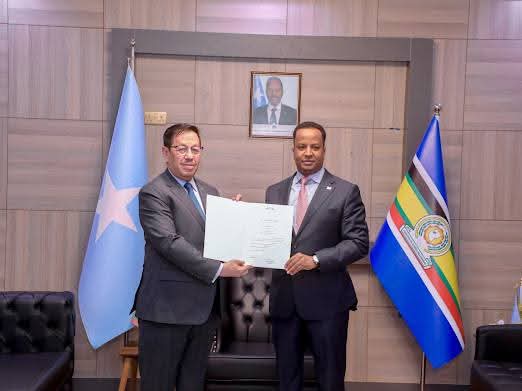 Wasiirka arrimaha dibadda oo warqadaha aqoonsiga ka guddoomay safiirka Venezuela