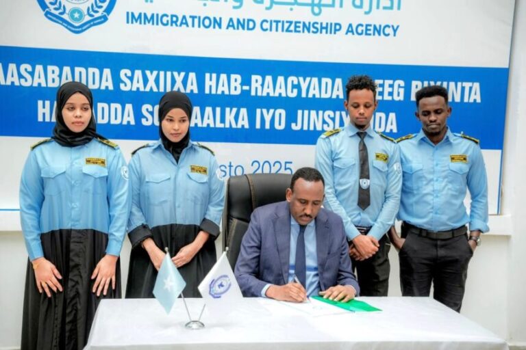 Agaasimaha hay’adda socdaalka oo saxiixay hab-raacyo tayada adeega sare loogu qaadayo