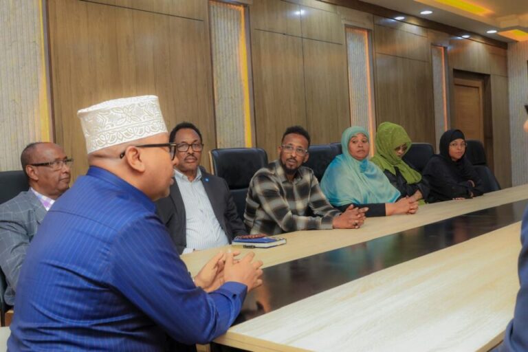 Wasiir Fiqi oo qurbajoogta kala shiray doorkooda la dagaalanka argagixisada