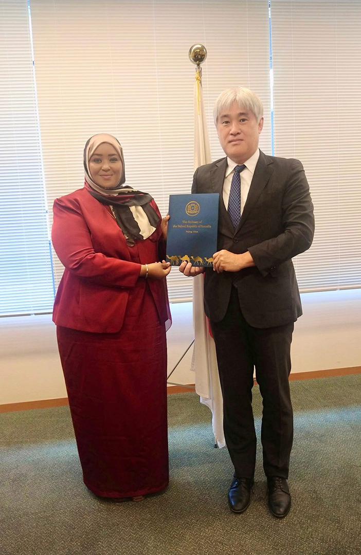 Danjiraha JFS ee Shiinaha oo laga guddoomay nuqul ka mid ah waraaqaha aqoonsiga