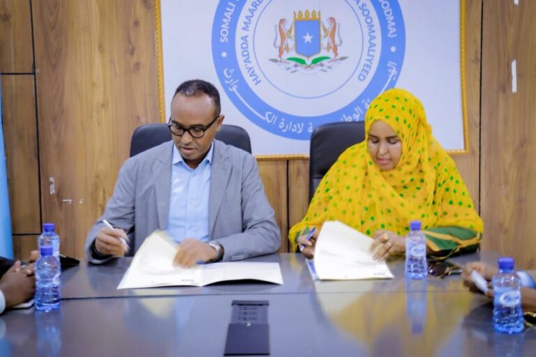 Guddoomiyaha SODMA iyo haya’adda LM International oo kala saxiixday heshiis