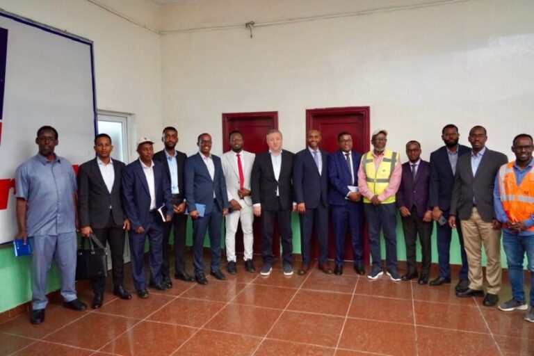 Mas’uuliyiin ka socda xafiiska Hantidhowrka Guud ee Qaranka oo la kulmay wasiirka Dekadaha iyo Gaadiidka Badda XFS