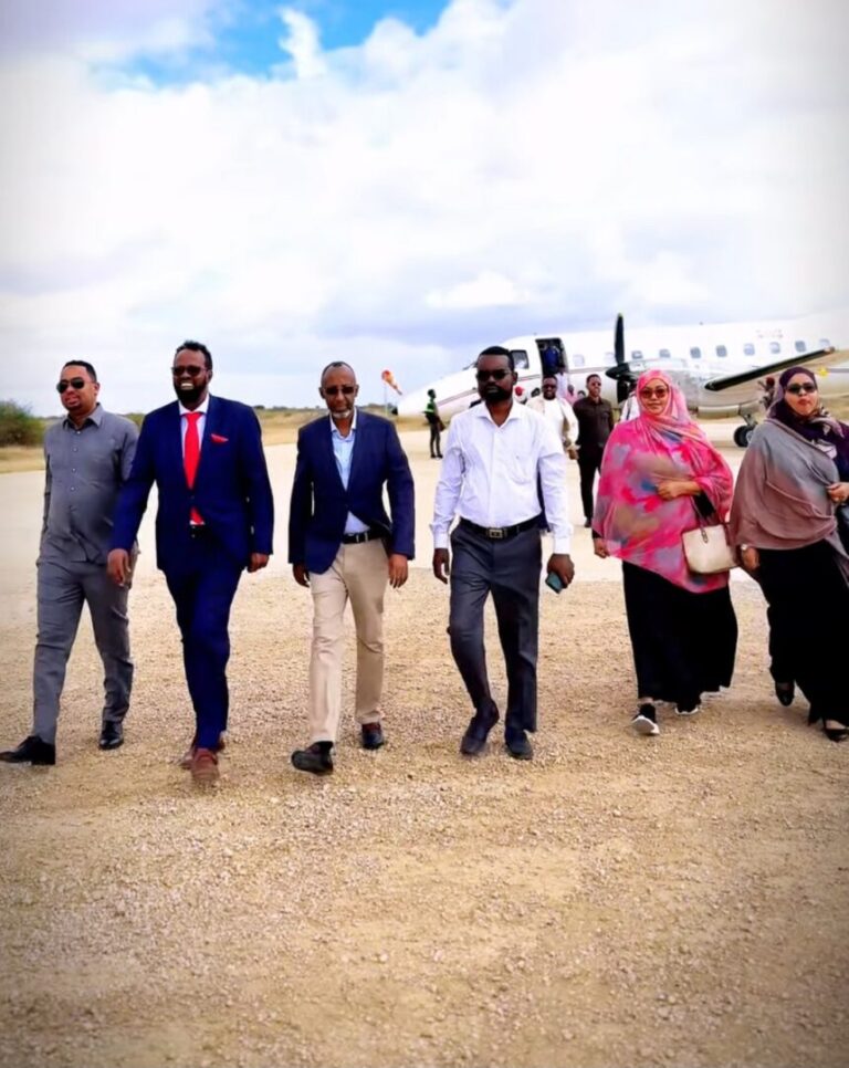 Wafdi uu hoggaaminayo Wasiirka Waxbarashada oo gaaray magaalada Jowhar