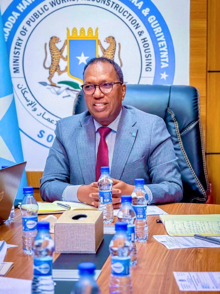 Wasiirka Howlaha Guud iyo Guriyeynta XFS oo la kulmay wafdi ka socda Hay’adda IOM