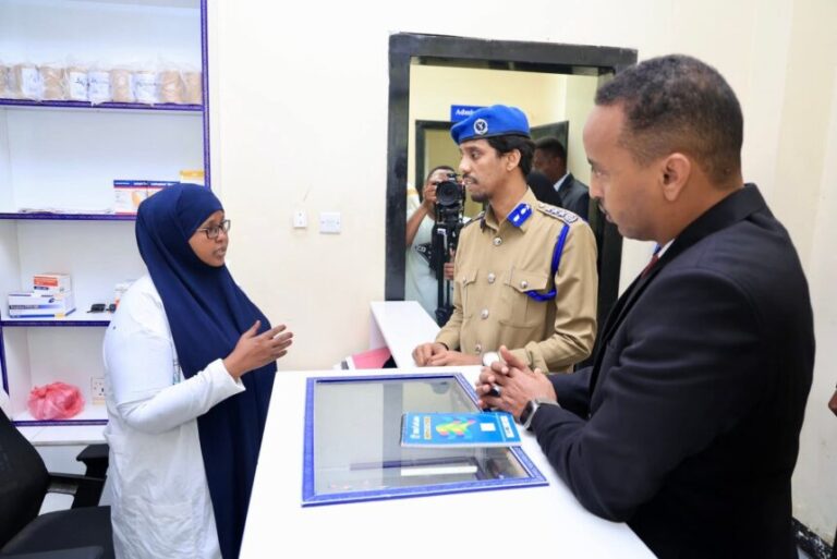 Taliyaha Ciidanka Booliiska oo kormeeray xarunta dambi baarista