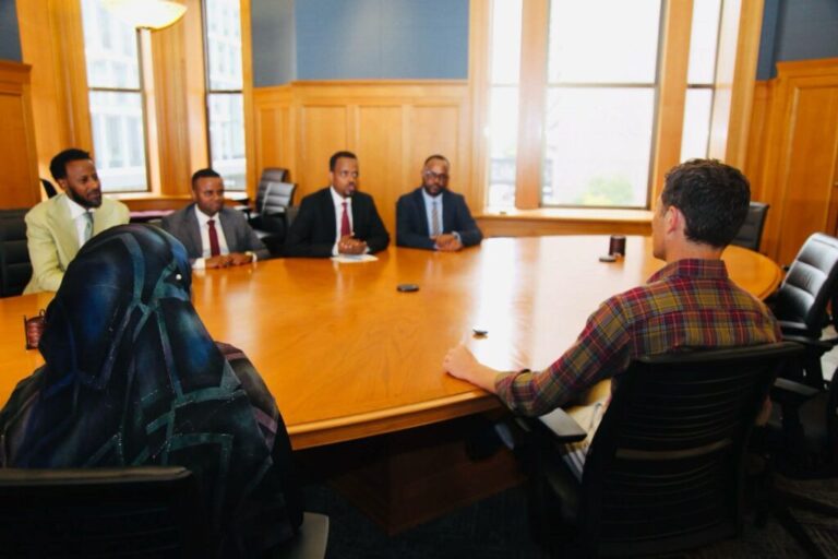 Wasiir Ku-xigeenka Wasaaradda Warfaafinta XFS oo kulan la yeeshay Duqa Magaalada Minneapolis