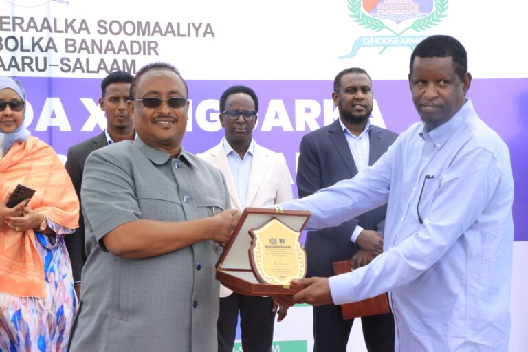 Duqa Caasimadda oo xarigga ka jaray dhismaha waddada Daarusalaam