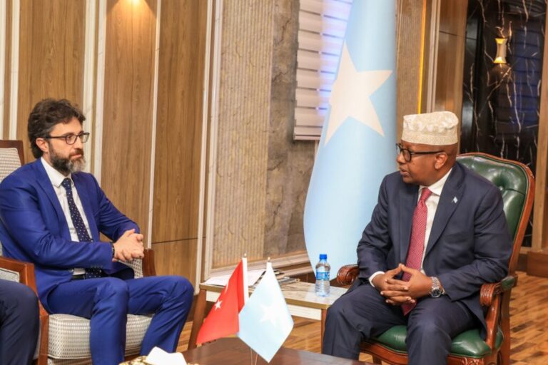 Wasiirka gaashaandhigga oo qaabilay safiirka Turkiga