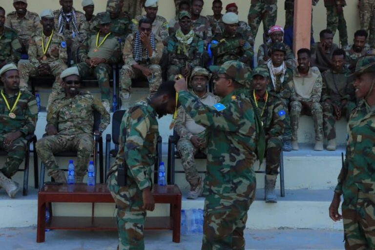 Taliyaha Ciidanka Dhulka oo Ceeldheer ku abaalmariyay Geesiyaasha Xoogga Dalka