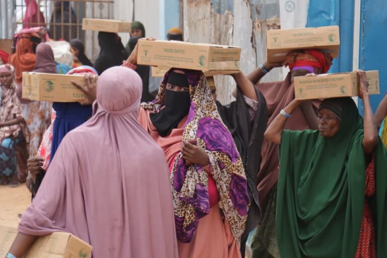 Hay’adda King Salmaan iyo Maxaasin Foundation oo qoysas danyar ah ugu qeybiyeen deeq Timir ah