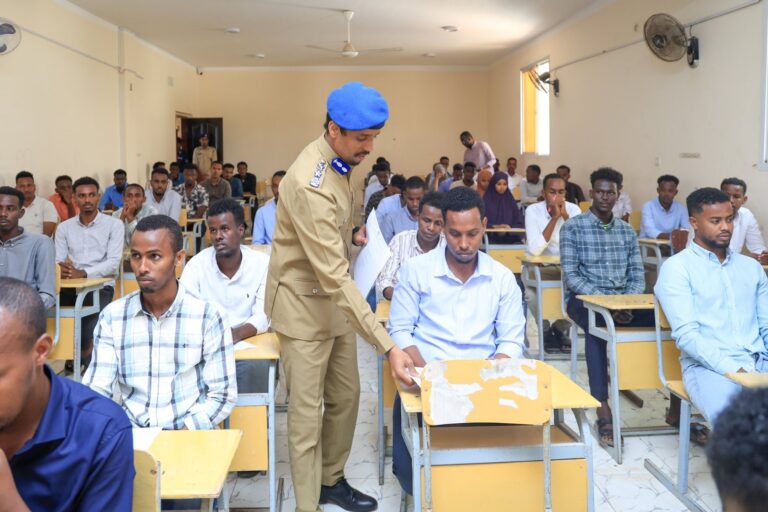 Taliyaha Ciidanka Booliiska Soomaaliyeed oo daah furay Imtixaan loogu talagalay Leyli-saraakiil Taliyaha Ciidanka Booliiska Soomaaliyeed oo daah furay Imtixaan loogu talagalay Leyli-saraakiil