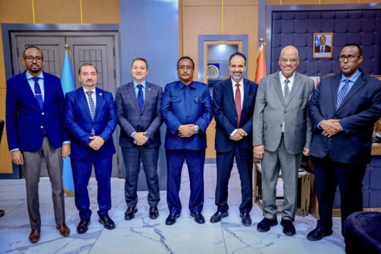 Duqa Muqdisho oo qaabilay wafdi ka socda Jaamacadda Carabta Duqa Muqdisho oo qaabilay wafdi ka socda Jaamacadda Carabta