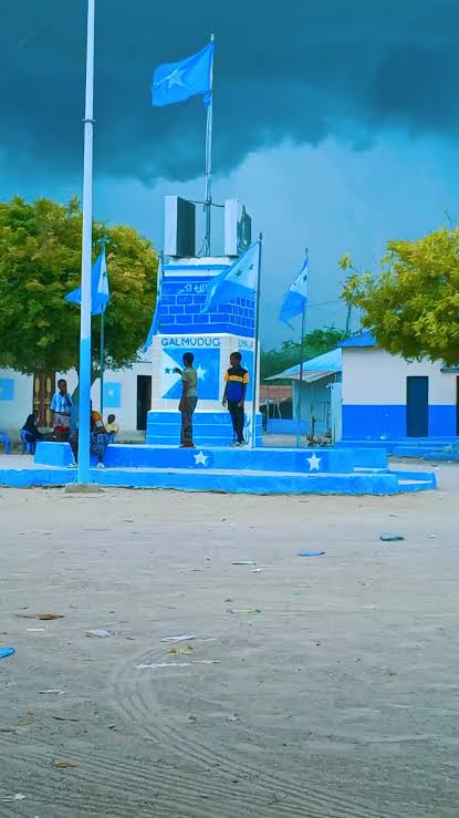 Ceeldheer ciidanka xoogga oo weli ururinaya maydadka khawaarijtii lagu laayey dagaalkii shalay