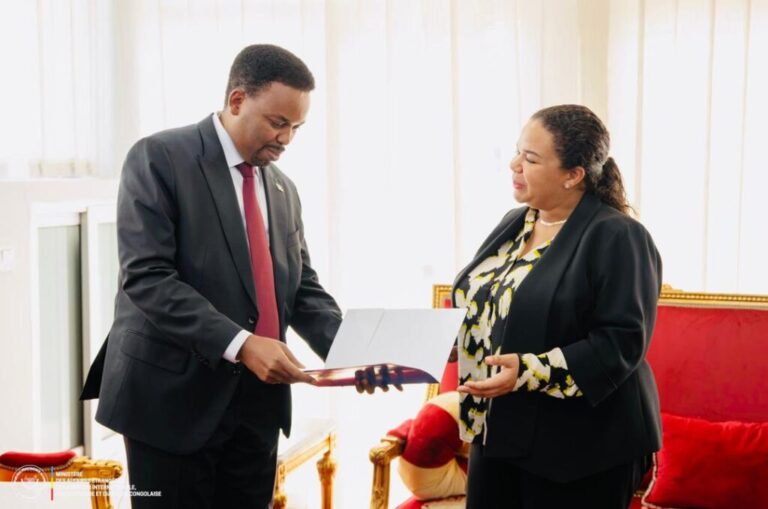 Safiirka Soomaaliya ee Tanzania iyo EAC oo laga guddoomay waraaqaha aqoonsiga danjirenimo ee dalka DRC Congo Safiirka Soomaaliya ee Tanzania iyo EAC oo laga guddoomay waraaqaha aqoonsiga danjirenimo ee dalka DRC Congo
