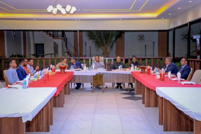 Guddoomiyaha Gobolka Banaadir oo kulan la qaatay madax iyo siyaasiin heer qaran ah