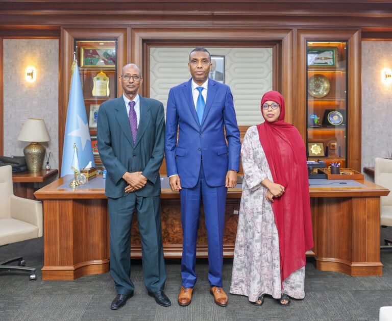 Ra’iisul Wasaare Xamsa oo xafiiskiisa ku qaabilay guddoomiyaha Golaha Wakiillada Waqooyi Bari