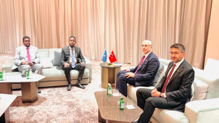 Wasiirka shaqada XFS oo shir-doceed la yeeshay wasiirka Shaqada Turkiga